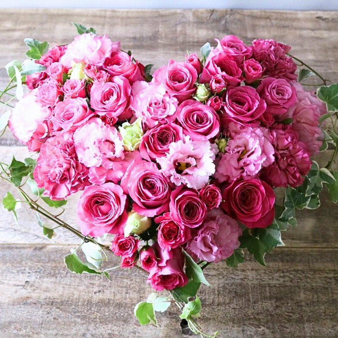 生花で贈るハート型アレンジメント。送って喜ばれるお花のギフト、フラワーギフト