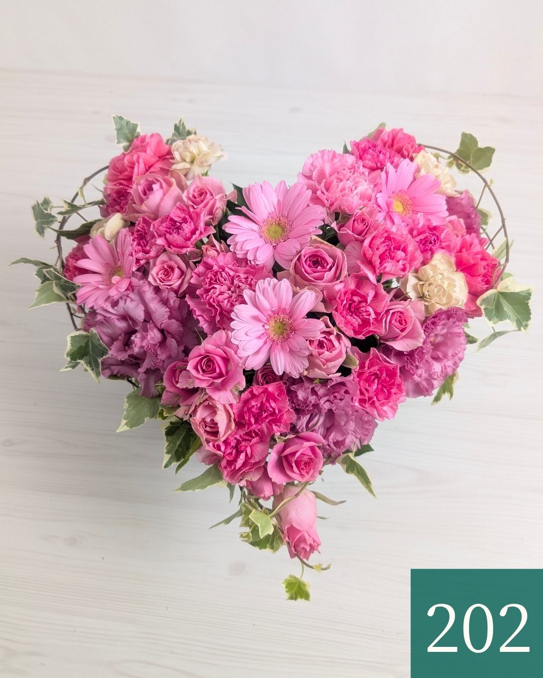 生花で贈るハート型アレンジメント。送って喜ばれるお花のギフト、フラワーギフト