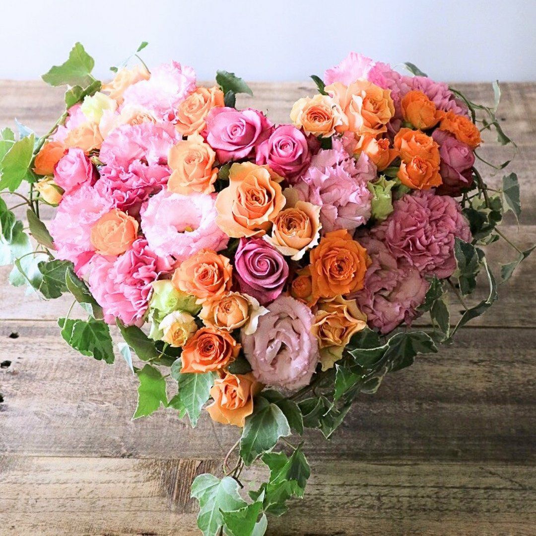 生花で贈るハート型アレンジメント。送って喜ばれるお花のギフト、フラワーギフト