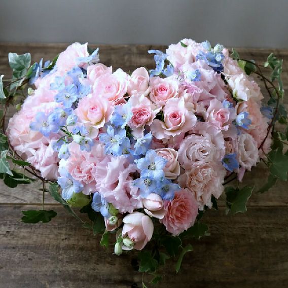 生花で贈るハート型アレンジメント。送って喜ばれるお花のギフト、フラワーギフト