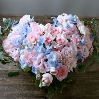 生花で贈るハート型アレンジメント。送って喜ばれるお花のギフト、フラワーギフト