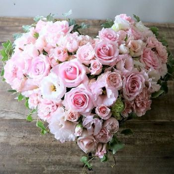 生花で贈るハート型アレンジメント。送って喜ばれるお花のギフト、フラワーギフト