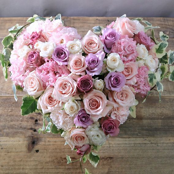 ハートの形の花束、お花のアレンジメント。結婚祝い、誕生日祝いに人気です。