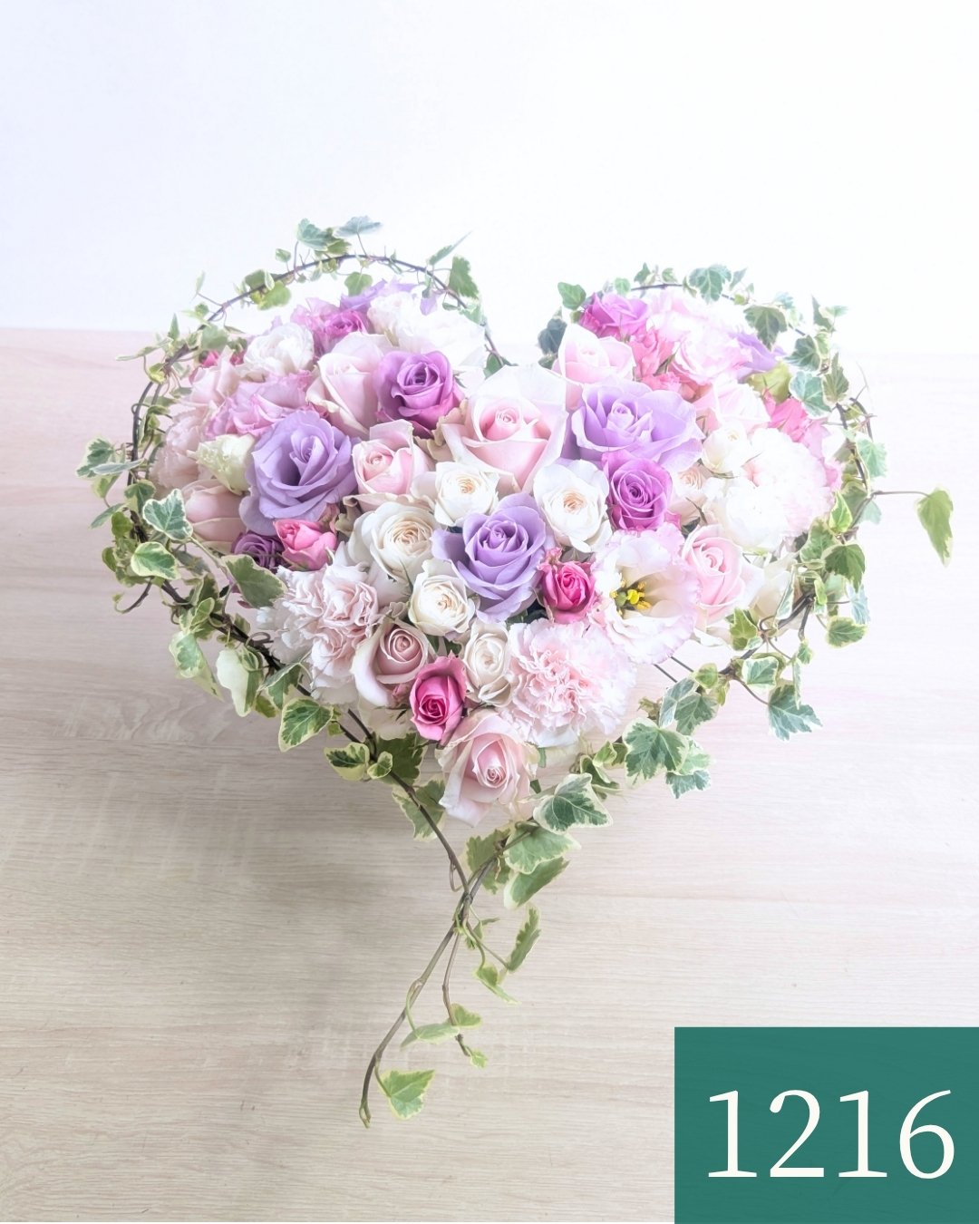 生花で贈るハート型アレンジメント。送って喜ばれるお花のギフト、フラワーギフト