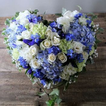 生花で贈るハート型アレンジメント。送って喜ばれるお花のギフト、フラワーギフト