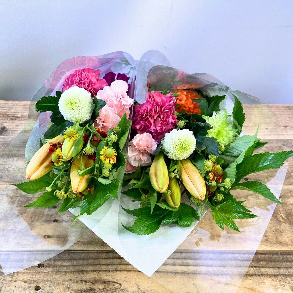 お花のサブスク・お花の定期便。お墓に飾る一対のお供え花です。ご命日に飾る仏壇の花、お墓参りの花を毎月お届けします