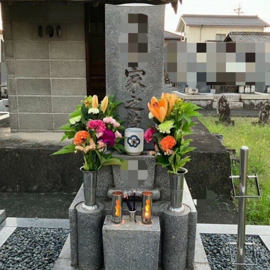 お墓に飾る一対のお供え花です。ご命日に飾る仏壇の花、お墓参りの花を全国発送します。