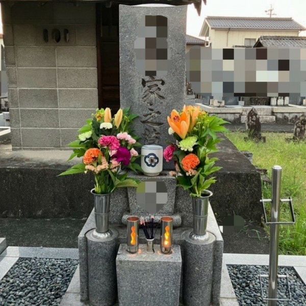 お花のサブスク・お花の定期便。お墓に飾る一対のお供え花です。ご命日に飾る仏壇の花、お墓参りの花を毎月お届けします