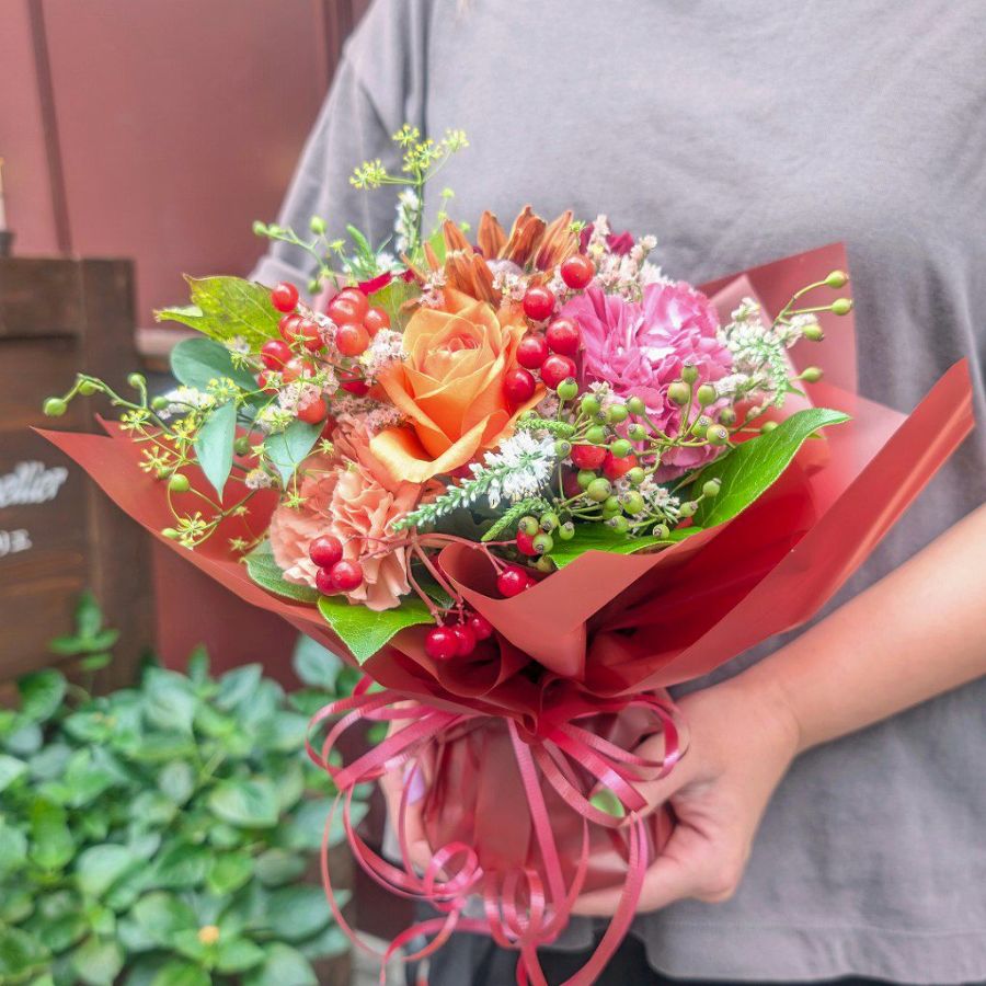 秋色の花束、ブーケのプレゼント。秋生まれの誕生日ギフトにもおすすめです。フラワーギフト通販、Hanaimoはお花の全国発送をします。