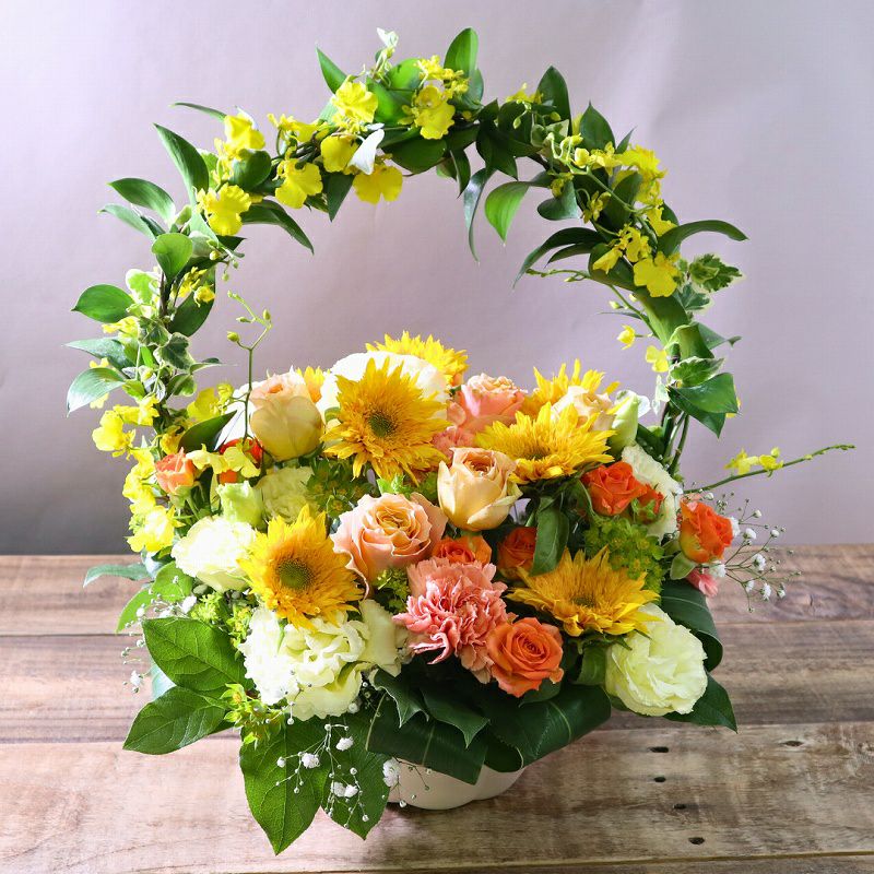 生花で贈るリング型アレンジメント。送って喜ばれるお花のギフト、フラワーギフト