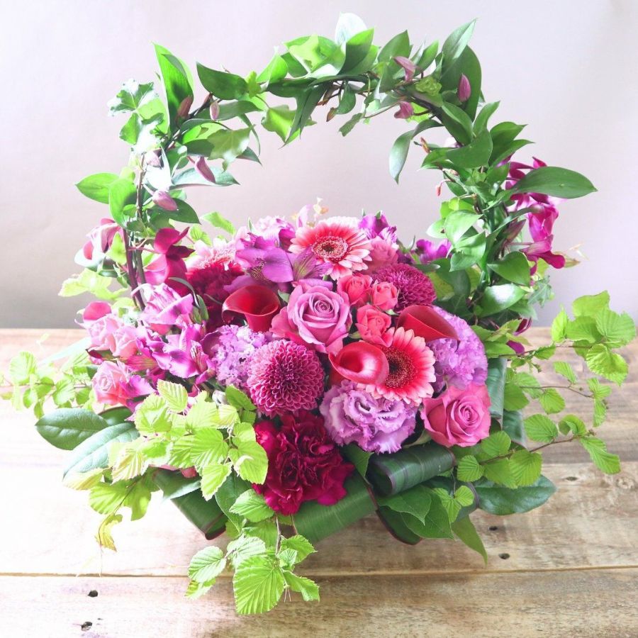 生花で贈るリング型アレンジメント。送って喜ばれるお花のギフト、フラワーギフト