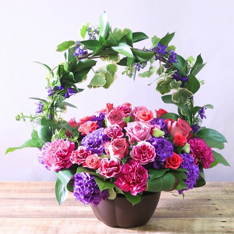 生花で贈るリング型アレンジメント。送って喜ばれるお花のギフト、フラワーギフト