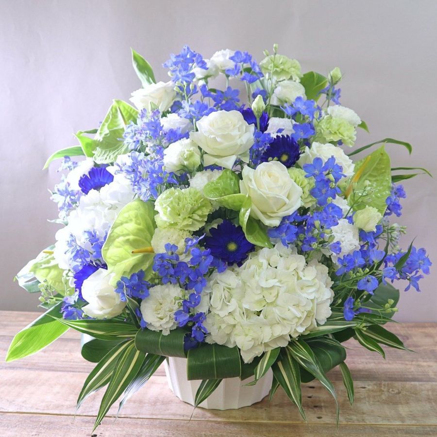 青い花のギフト。青い花の花束・アレンジメント。青色で贈る生花のフラワーギフト