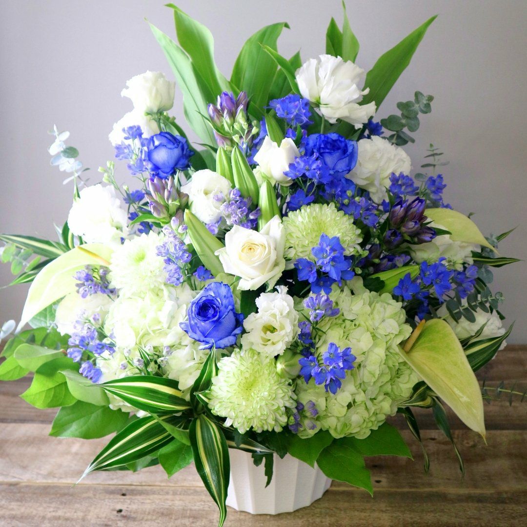 青い花のギフト。青い花の花束・アレンジメント。青色で贈る生花のフラワーギフト