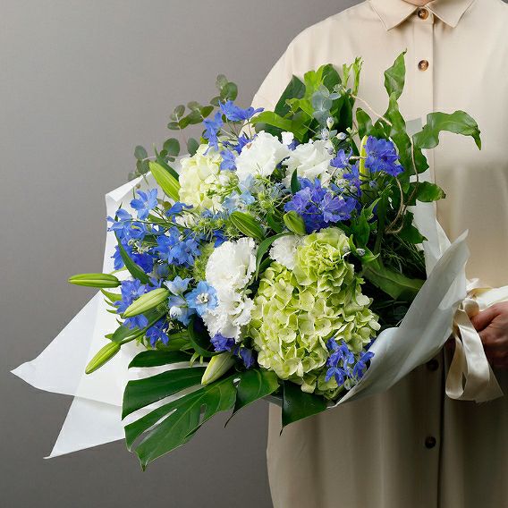青い花のギフト。青い花の花束・アレンジメント。青色で贈る生花のフラワーギフト