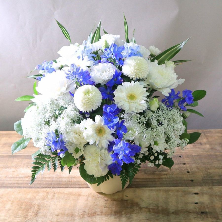 青い花のギフト。青い花の花束・アレンジメント。青色で贈る生花のフラワーギフト