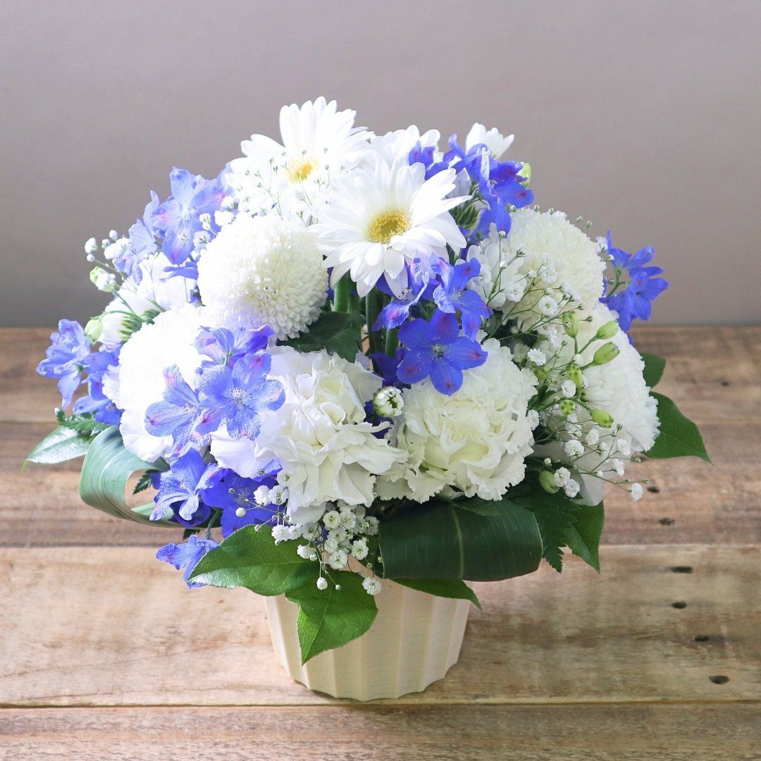 青い花のギフト。青い花の花束・アレンジメント。青色で贈る生花のフラワーギフト