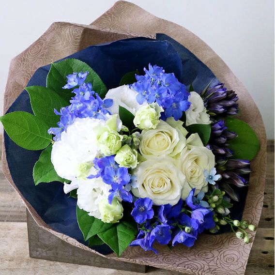 青い花のギフト。青い花の花束・アレンジメント。青色で贈る生花のフラワーギフト