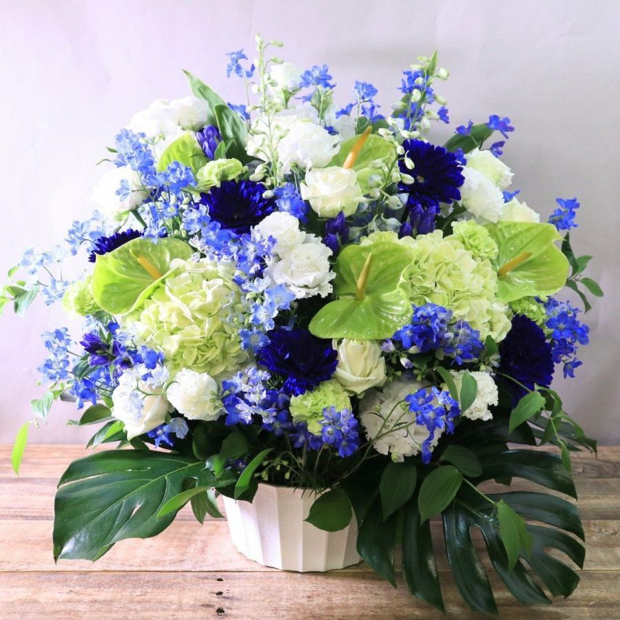 青い花のギフト。青い花の花束・アレンジメント。青色で贈る生花のフラワーギフト