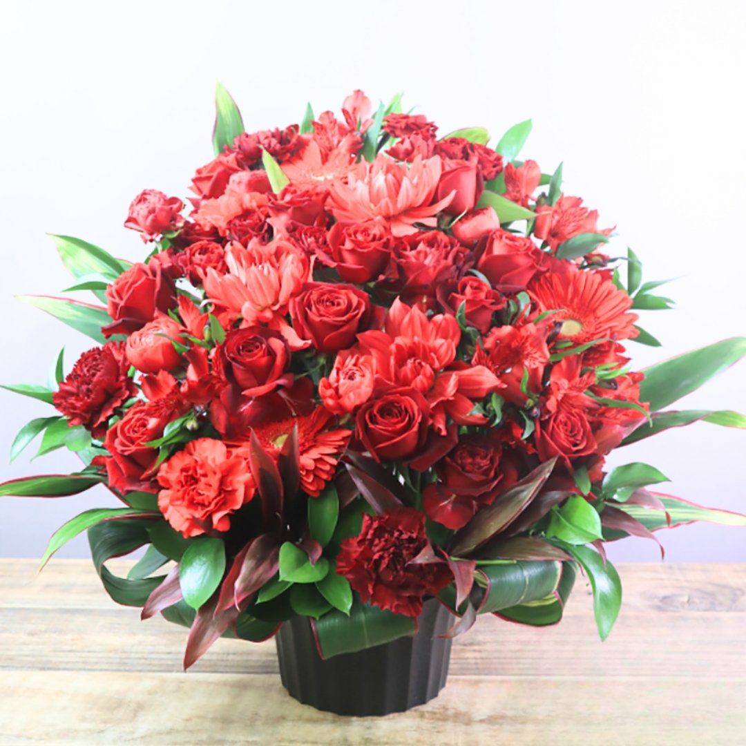 還暦祝いのお花。60歳を祝う赤いバラ・花束・アレンジメント。60歳の誕生日を祝うフラワーギフトの贈り物