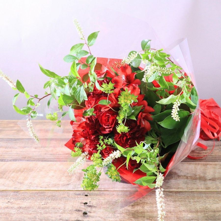 還暦祝いのお花。60歳を祝う赤いバラ・花束・アレンジメント。60歳の誕生日を祝うフラワーギフトの贈り物