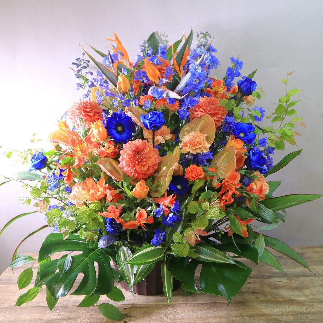 青い花のギフト。青い花の花束・アレンジメント。青色で贈る生花のフラワーギフト