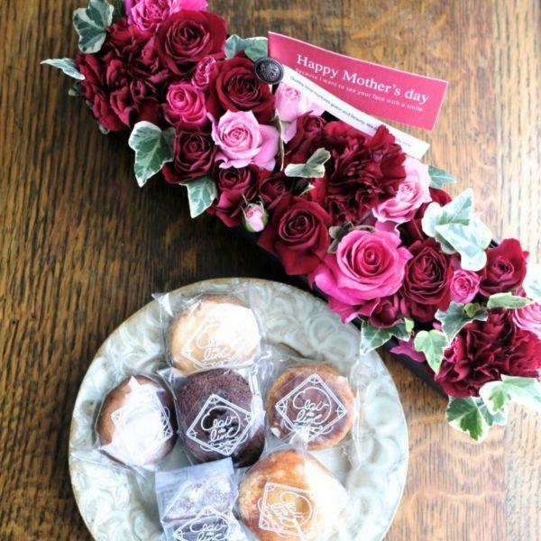 母の日に贈る花のギフト・お花と焼き菓子のプレゼント