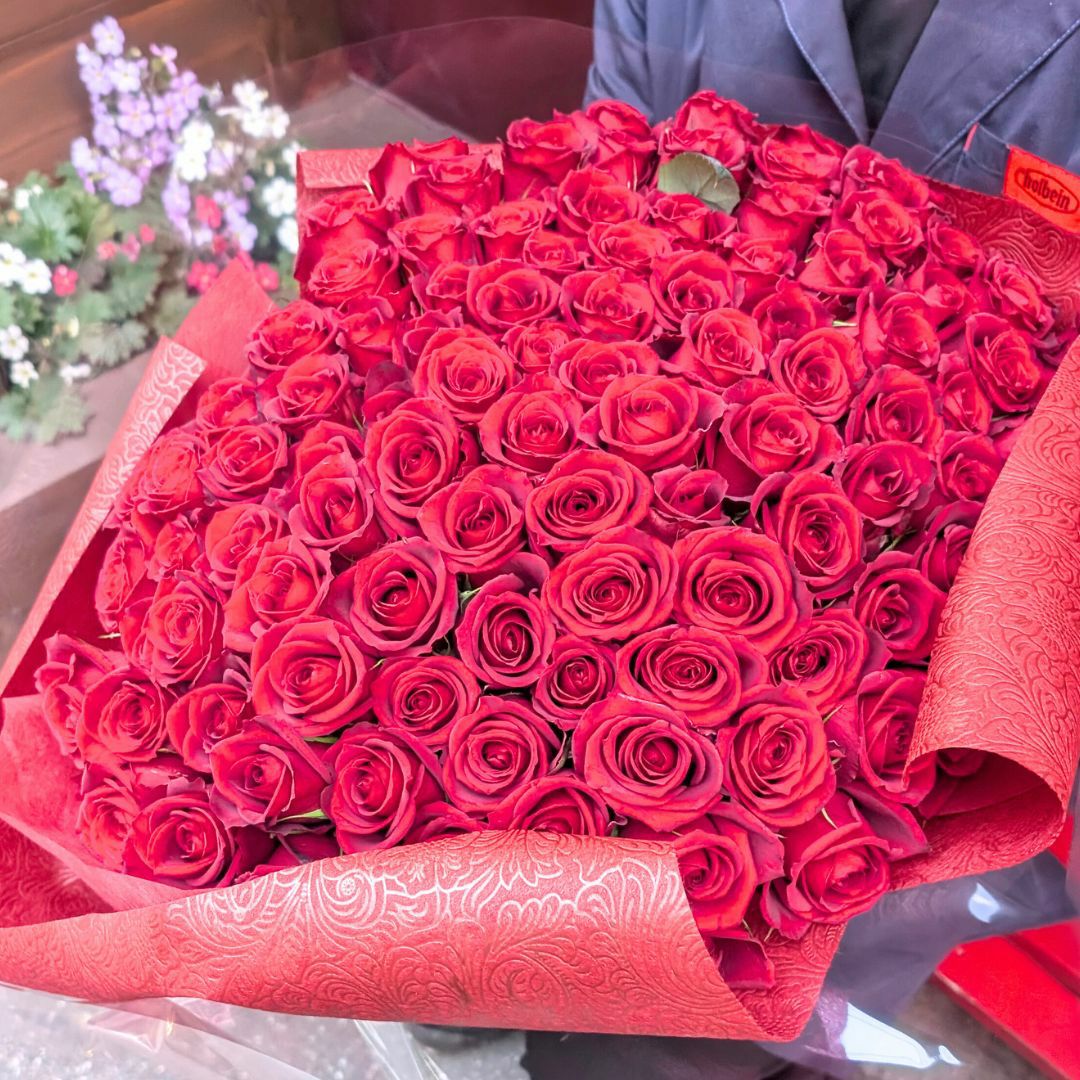 プロポーズの花束。バラの花束。薔薇108本のプレゼント
