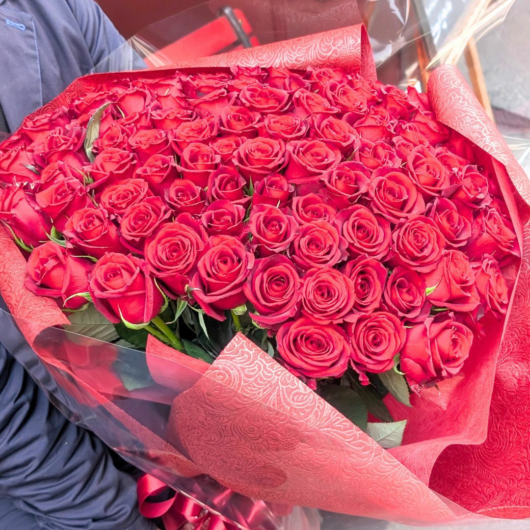 プロポーズの花束。バラの花束。薔薇108本のプレゼント