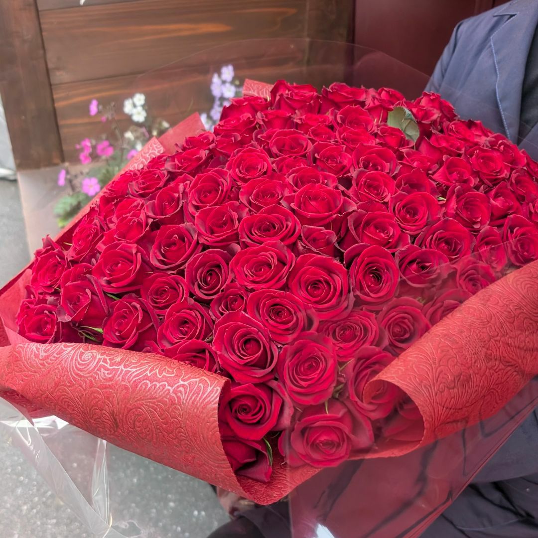 プロポーズの花束。バラの花束。薔薇108本のプレゼント