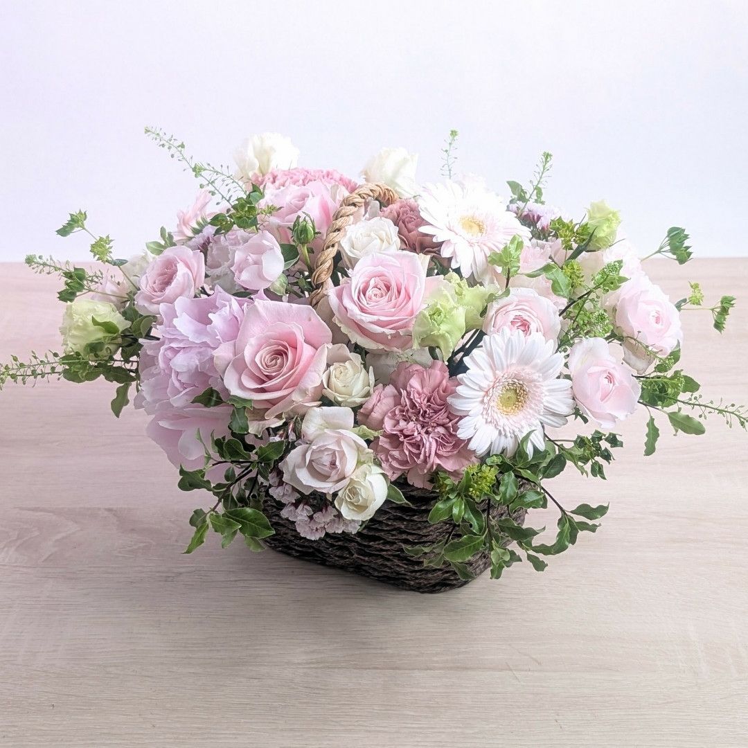【お花のバスケット】Willow（ウィロー）L・淡いピンク系「さくら」｜おしゃれな花束・アレンジ通販【最短翌日着】｜花以想（はないも）
