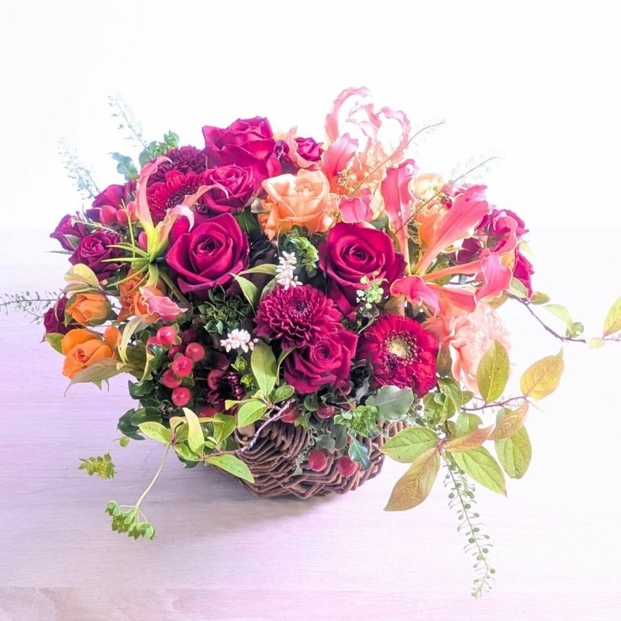 【お花のバスケット】Willow（ウィロー）M/赤オレンジ系「クリムゾン」 ｜お花のプレゼント・花ギフト通販 ｜フラワーギフト花以想（はないも）