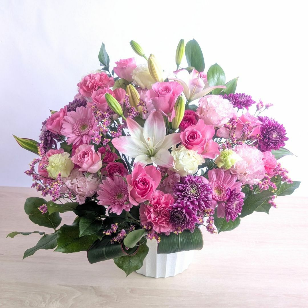 100歳お祝いの花。百寿を祝う花ギフト　華やかな生花のアレンジメント