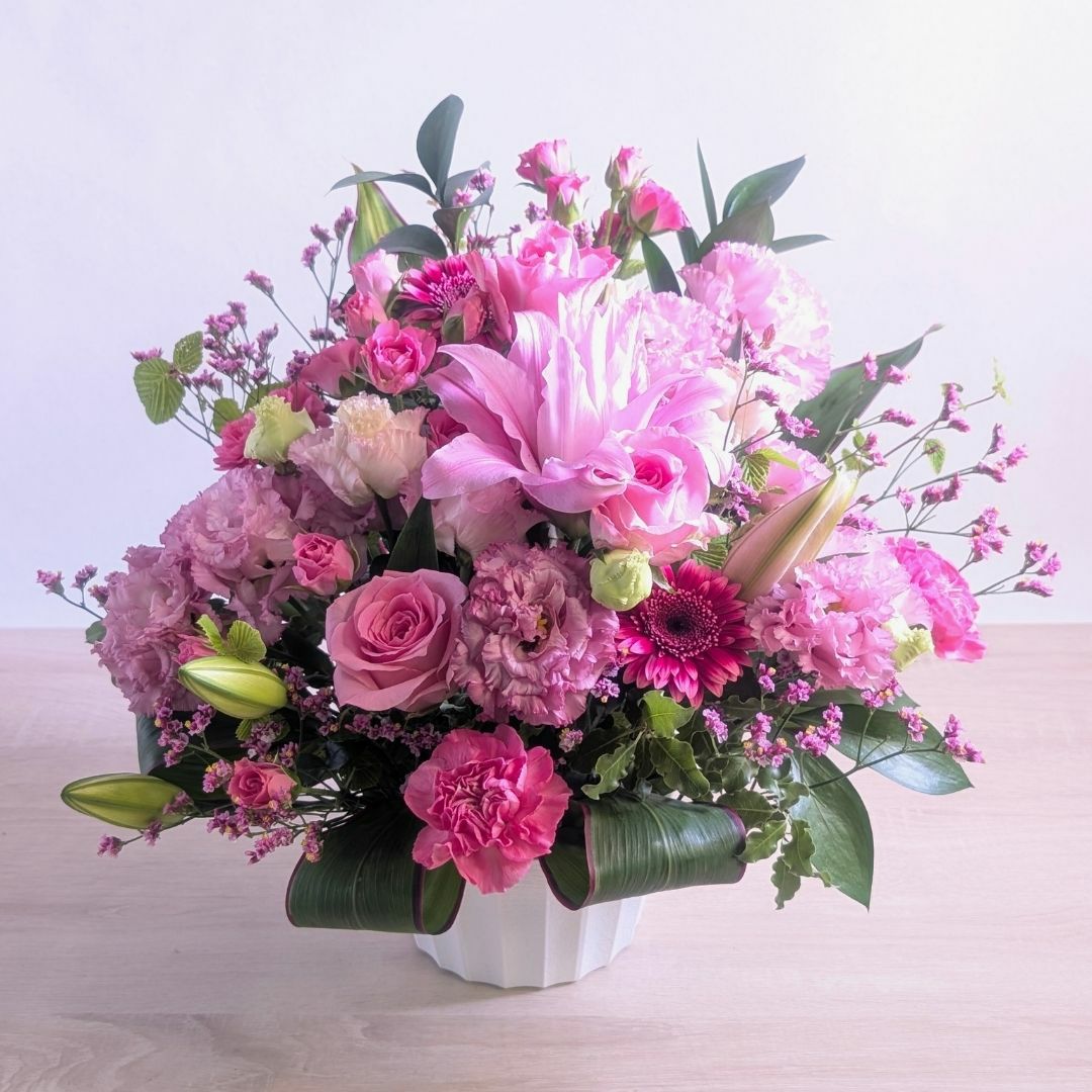 100歳お祝いの花。百寿を祝う花ギフト　華やかな生花のアレンジメント