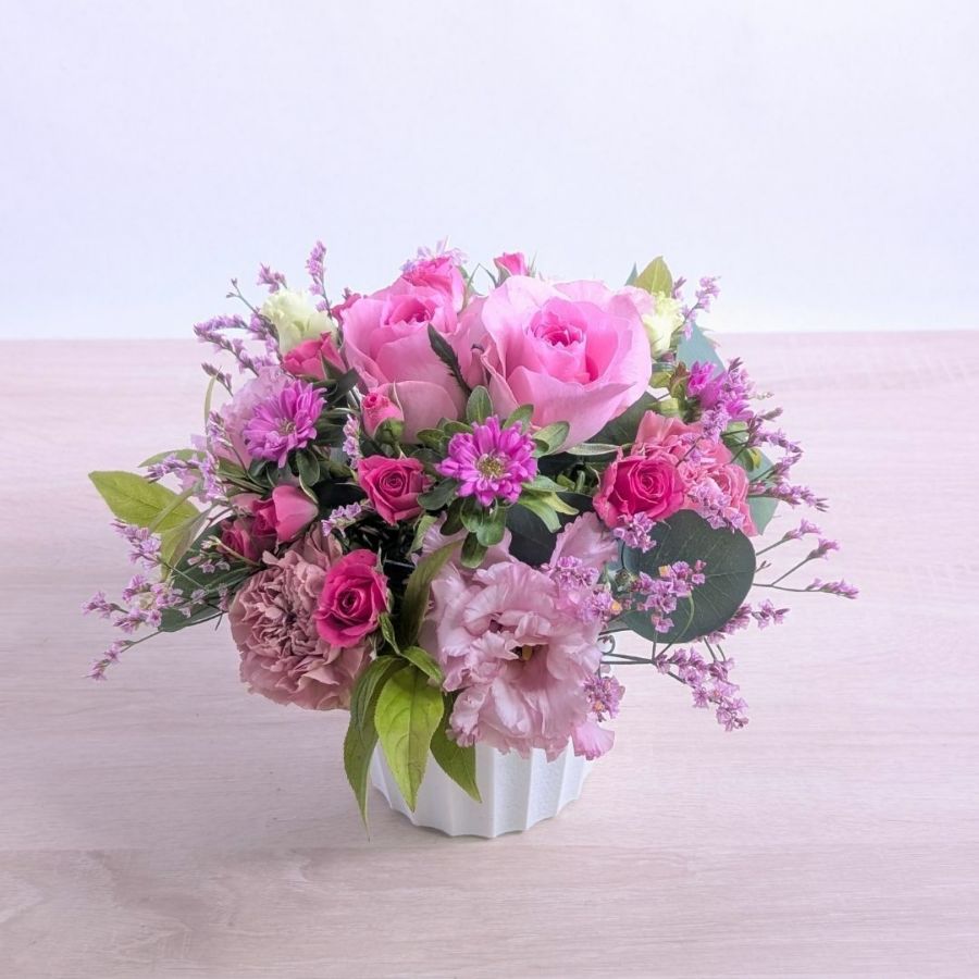 100歳お祝いの花。百寿を祝う花ギフト　華やかな生花のアレンジメント