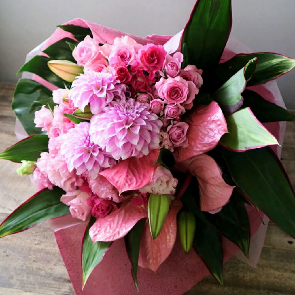 100歳お祝いの花。百寿を祝う花ギフト　華やかな生花のアレンジメント