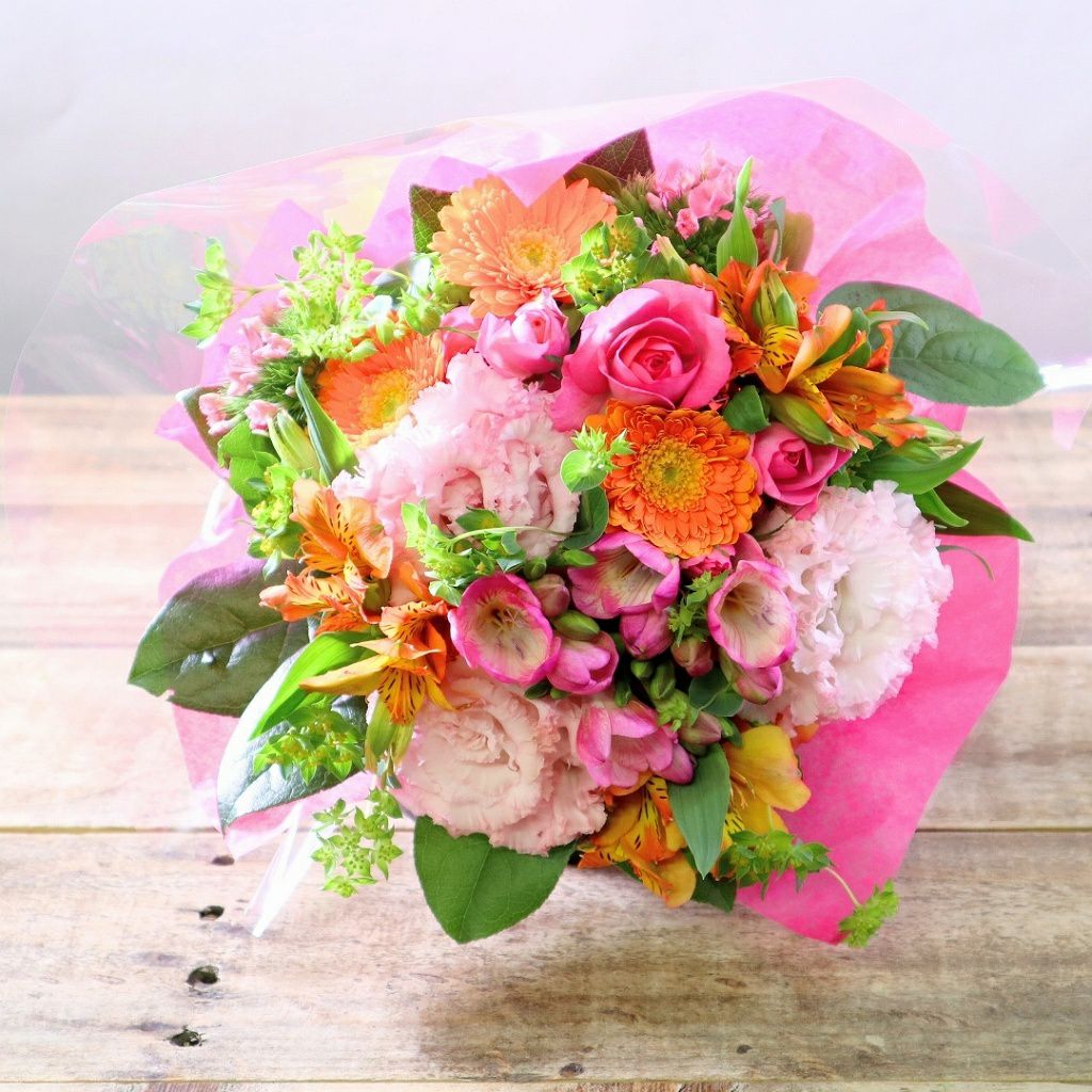 100歳お祝いの花。百寿を祝う花ギフト　華やかな生花のアレンジメント