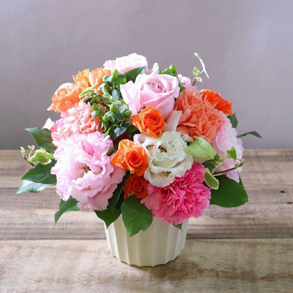 100歳お祝いの花。百寿を祝う花ギフト　華やかな生花のアレンジメント