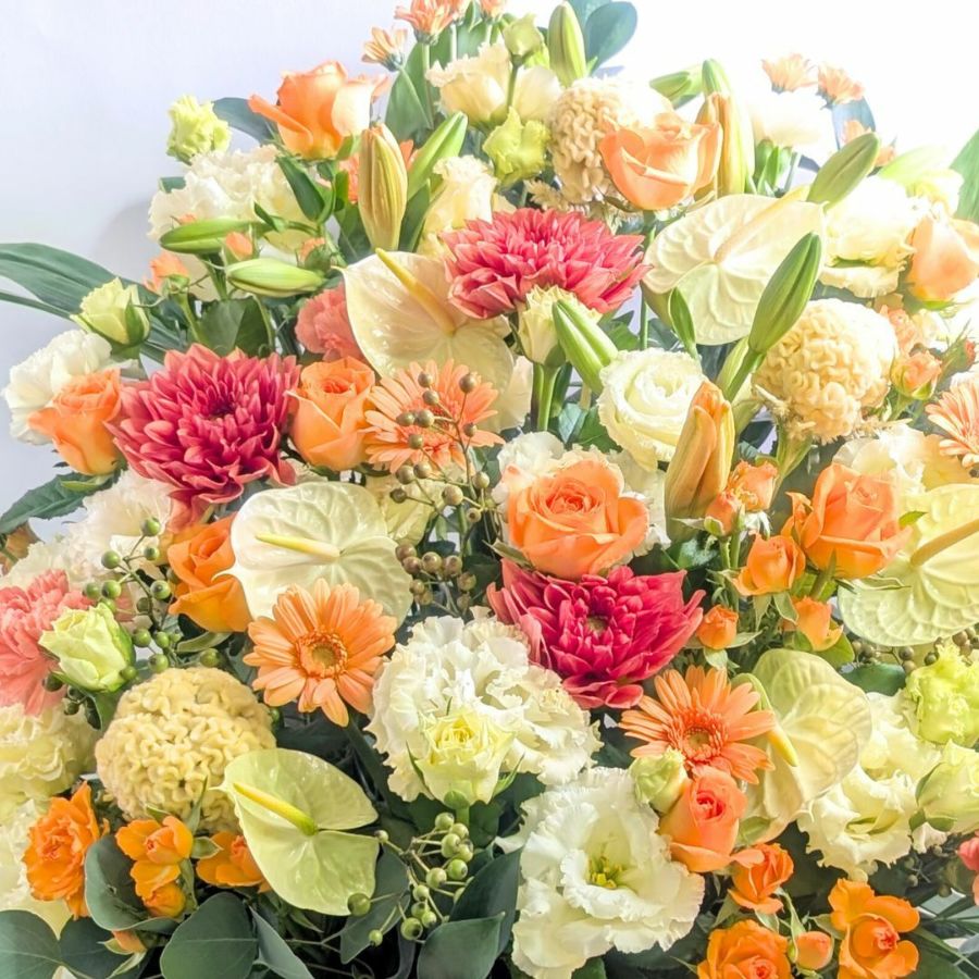 黄色とオレンジ色の花束、アレンジメント。お祝い・記念日に贈るお花のプレゼント・贈り物