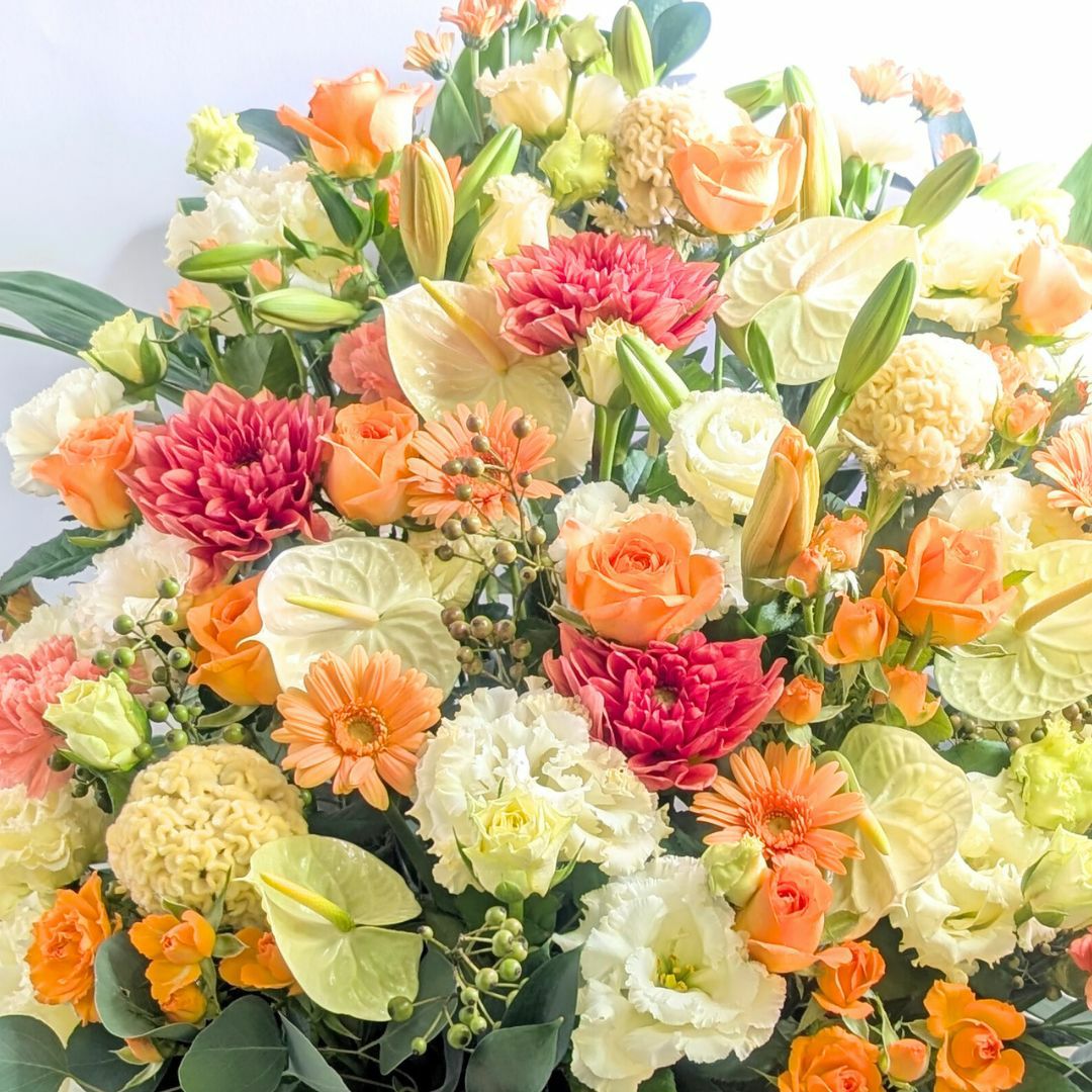 黄色とオレンジ色の花束、アレンジメント。お祝い・記念日に贈るお花のプレゼント・贈り物