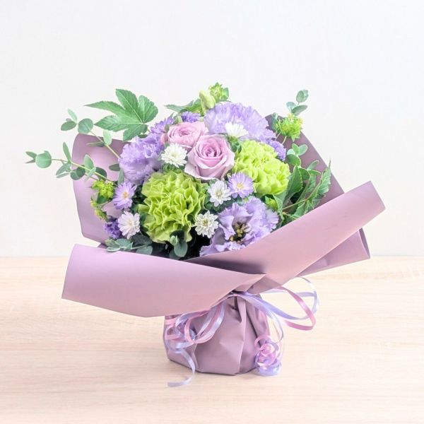 77歳 喜寿祝いの花｜誕生日プレゼントに｜そのまま飾れるブーケ｜スタンドブーケ Wish（ウィッシュ）「ふじいろ」