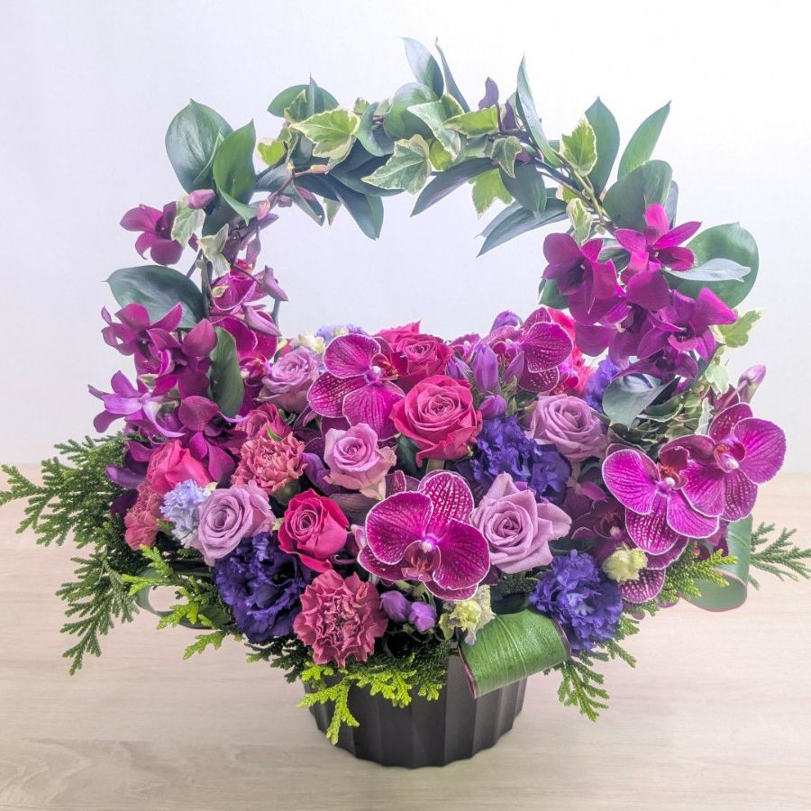 77歳 喜寿祝いの花｜誕生日プレゼントに｜華やかリングアレンジ「リアン・ヴィオラ」