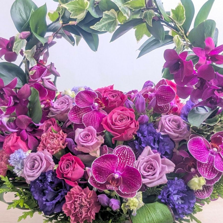 77歳 喜寿祝いの花｜誕生日プレゼントに｜華やかリングアレンジ「リアン・ヴィオラ」