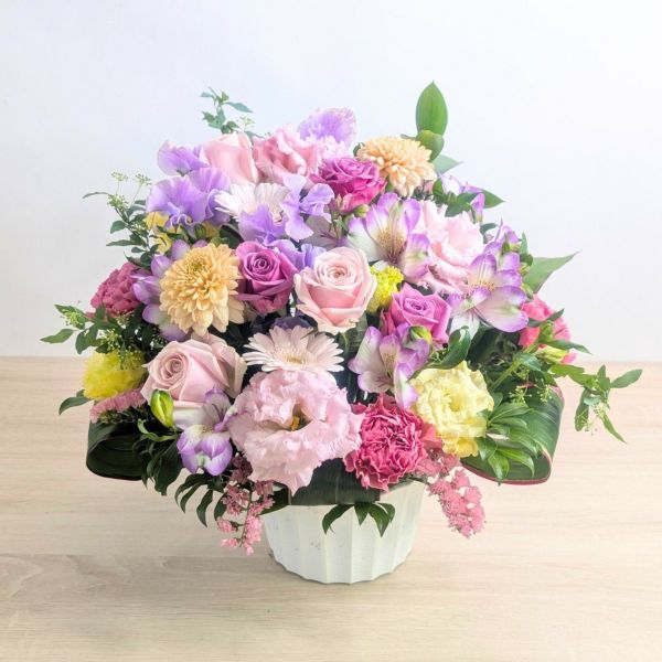 77歳 喜寿祝いの花｜誕生日プレゼントに｜母・女性におすすめ｜アレンジメント「モネ」おしゃれなMサイズ
