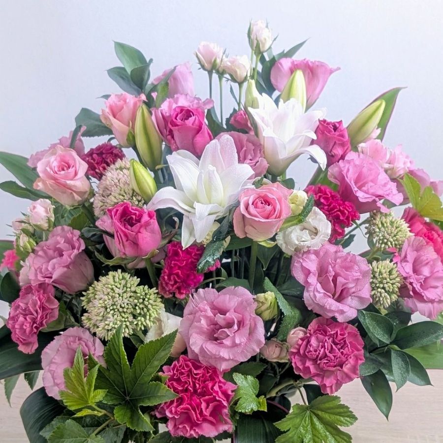 90歳 卒寿祝いの花｜誕生日プレゼントに｜母・おばあちゃん・女性におすすめ｜アレンジメント「ルージュ」華やかMサイズ